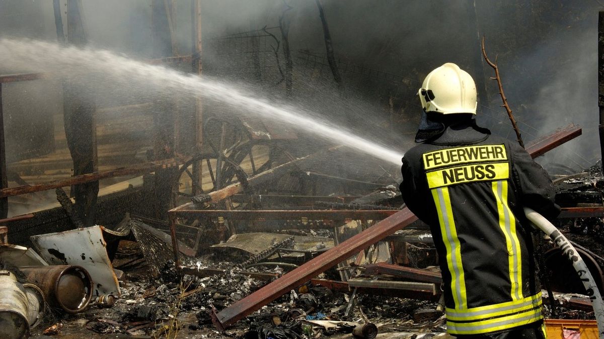 Požár domova pro seniory v Německu: čtyři mrtví, desítky zraněných, záchranáři museli rozbíjet okna